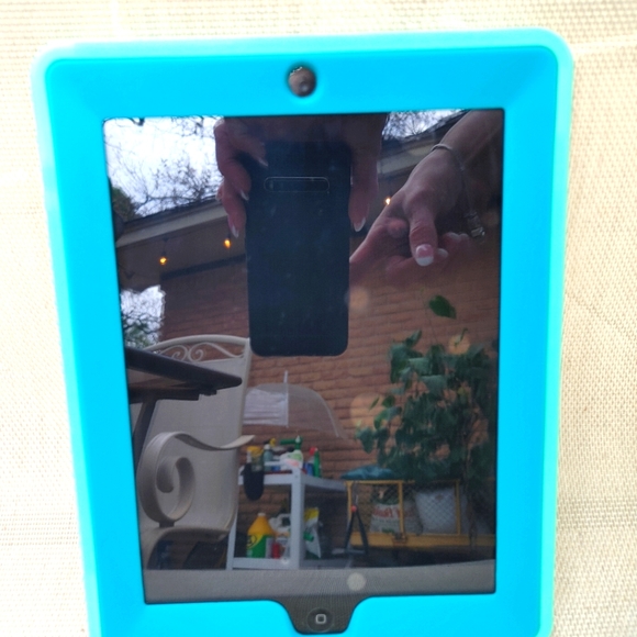 Apple IPad 2 Refurbished with protective case and screen protector